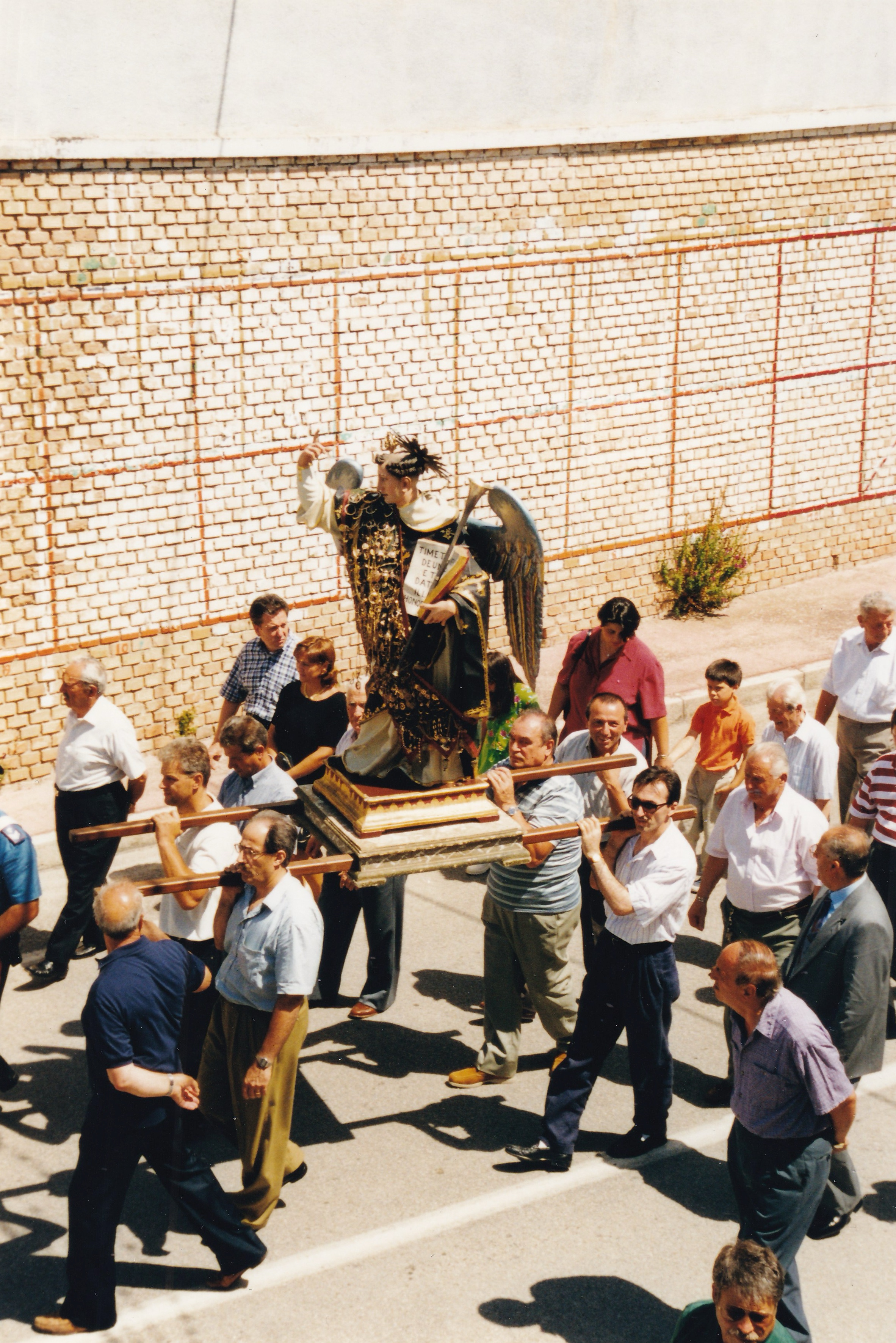 Carrying the saint statue